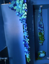 Baño Azul de la galería de arte contemporáneo Pasaje17, con la intervención 'Nadar en agua dulce', por Eugenia Demarchi.
