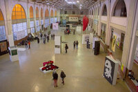 Vista panorámica de la exhibición colectiva Malón de Octubre, en el Espacio Cuatro Columnas, Ex-ESMA.