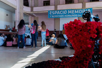 Estudiantes secundaros visitando la exhibición artística.