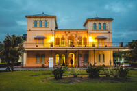 Frente del espacio de arte contemporáneo Casona de los Olivera, en el Parque Avellaneda.